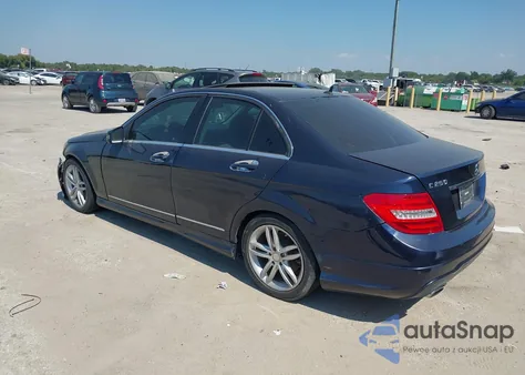 2013 Mercedes-Benz C 250 Sport z USA, uszkodzony, nr VIN WDDGF4HB7DA783351